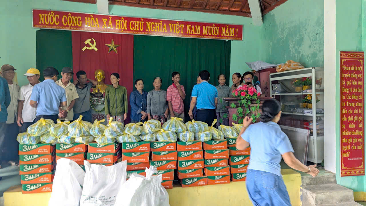 Cập Nhật Tấm Lòng Vàng: 500 Thùng Sữa & 2000 Thùng Mì Đã An Toàn Đến Đà Nẵng!