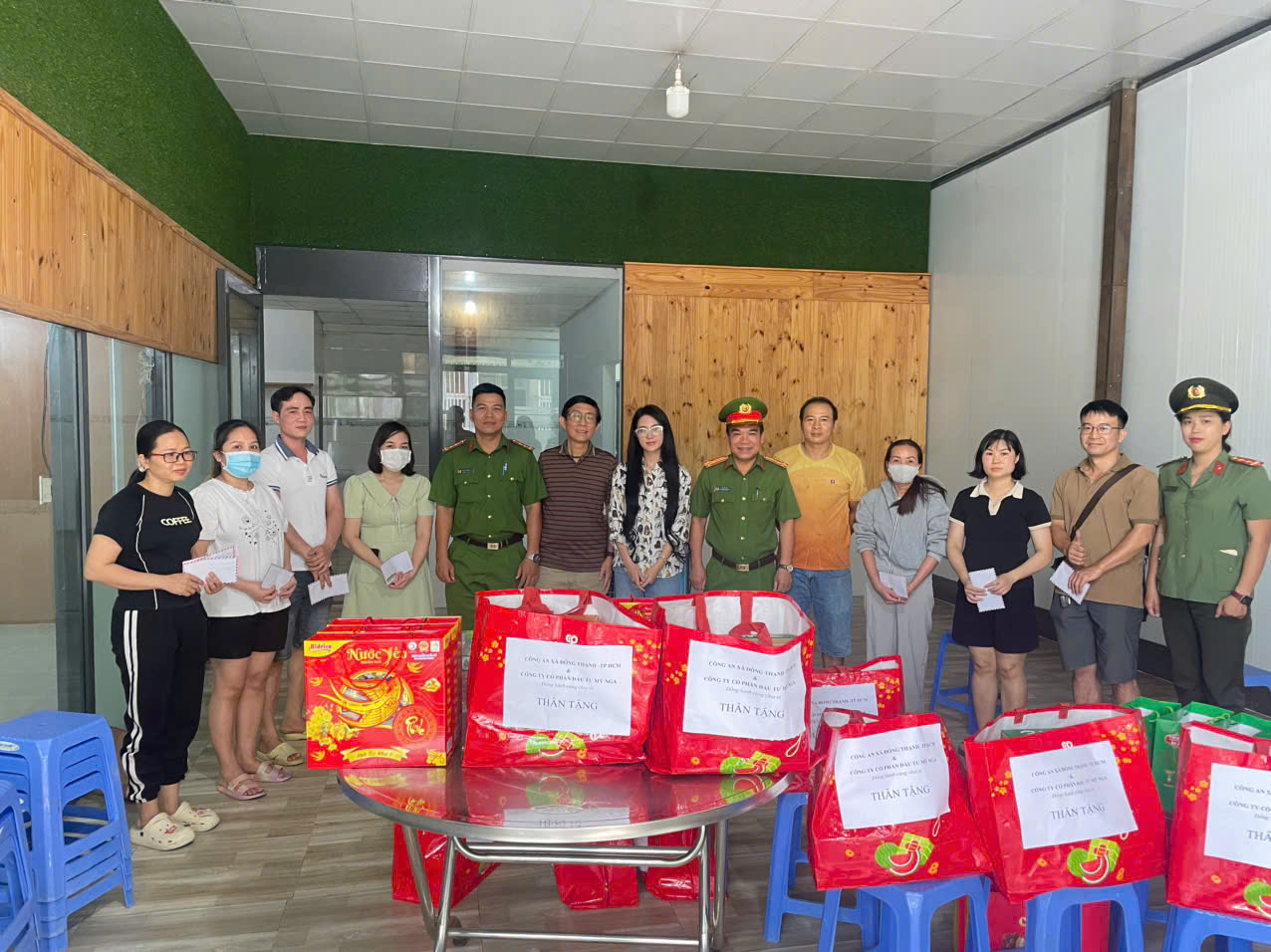 CÔNG TY CỔ PHẦN ĐẦU TƯ MỸ NGA THĂM HỎI, HỖ TRỢ CÁC HỘ DÂN BỊ ẢNH HƯỞNG SAU VỤ CHÁY TẠI XÃ ĐÔNG THẠNH